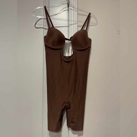 NWT Skims Deep plunge shapewear mid thigh bodysuit - Picture 5 of 9